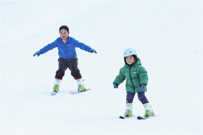 岳西大別山滑雪樂園內滑雪的兒童。人民網記者 張俊攝