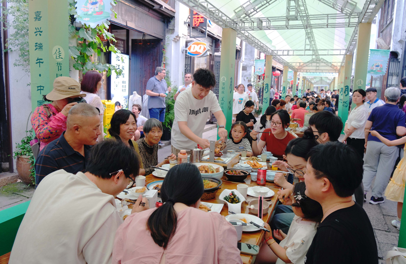 月河歷史街區(qū)內(nèi)，市民游客正在參與五黃長(zhǎng)街宴活動(dòng)。程欣攝