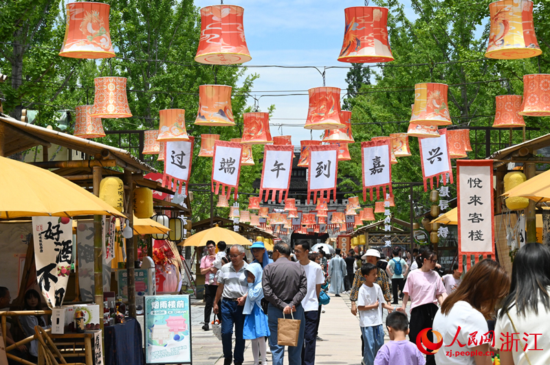 端陽(yáng)大集設(shè)置非遺手作、特色飲食、傳統(tǒng)服飾等攤位。人民網(wǎng)記者 葉賓得攝