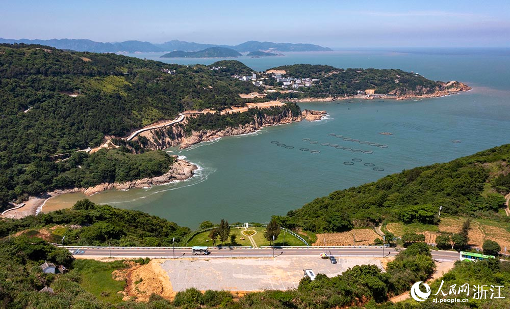 空中俯瞰“中國東海岸一號(hào)公路”宛如玉帶，綿延山海間，勾勒出一幅“山海蒼南”的天然圖景。人民網(wǎng) 章勇濤攝