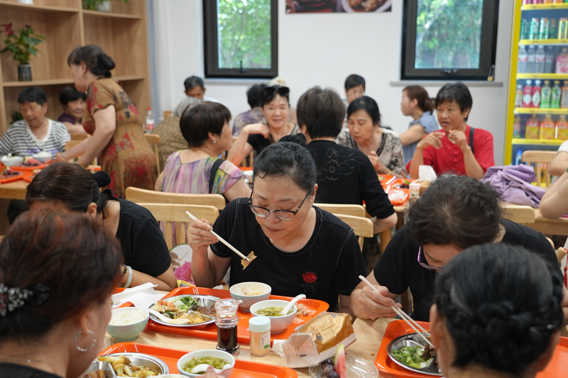 寧波市江北區(qū)慈城鎮(zhèn)云鷺灣未來社區(qū)食堂正式開業(yè)，豐富可口的菜品、干凈衛(wèi)生的環(huán)境，吸引了不少居民前來“體驗(yàn)”。