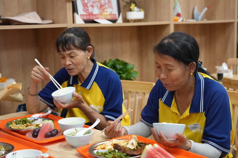 云鷺灣未來社區(qū)食堂正式開業(yè)，豐富可口的菜品、干凈衛(wèi)生的環(huán)境，吸引了不少居民前來“體驗(yàn)”。慈城鎮(zhèn)供圖