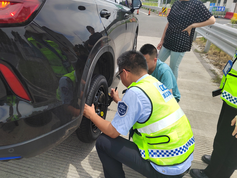 一輛小客車行駛至杭州繞城高速仙宅收費站時，輪胎突然“罷工”，當班班長俞迪波第一時間伸出援手。杭州南管理中心供圖