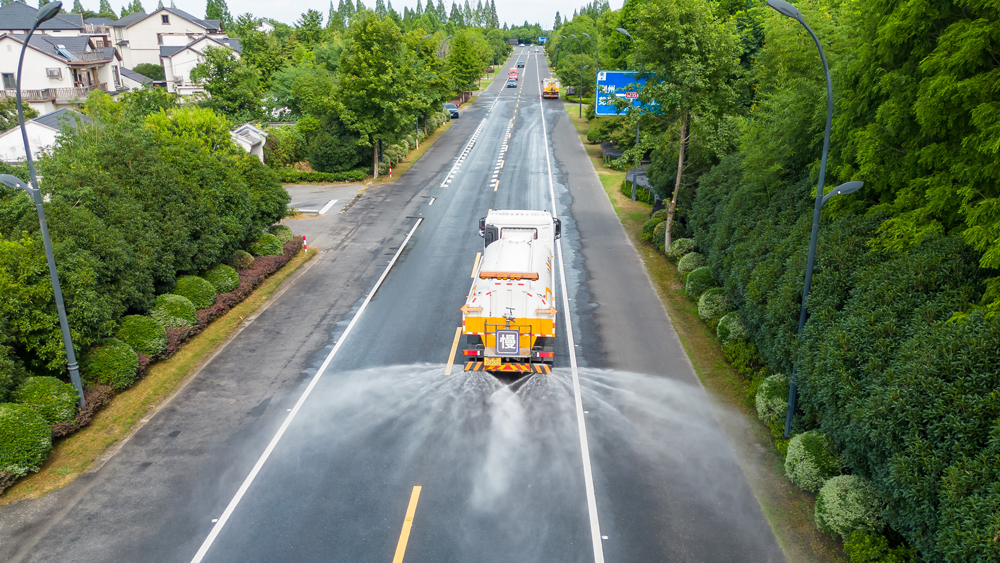 伴隨高溫，漕雅線一輛輛灑水車在路上穿梭，所過之處，道路見黑，帶來一陣陣清涼。余杭區(qū)交通運輸局供圖