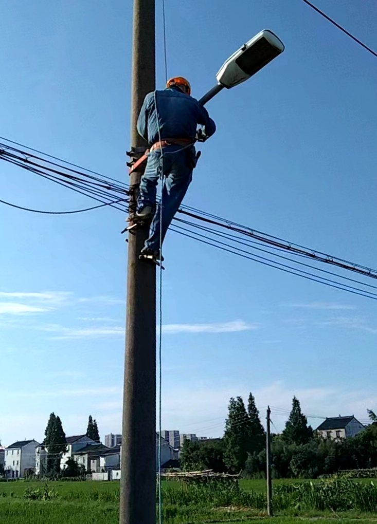 電工更換燈泡。受訪者供圖