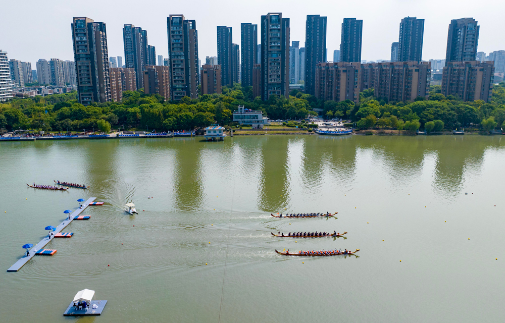 8月25日，大運河龍舟賽在寧波市江北區姚江公園及余姚江水域燃情開賽。李越攝