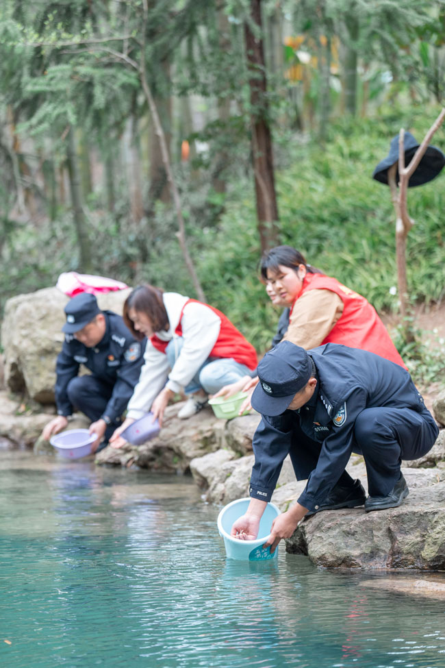 放流魚苗。德清公安供圖