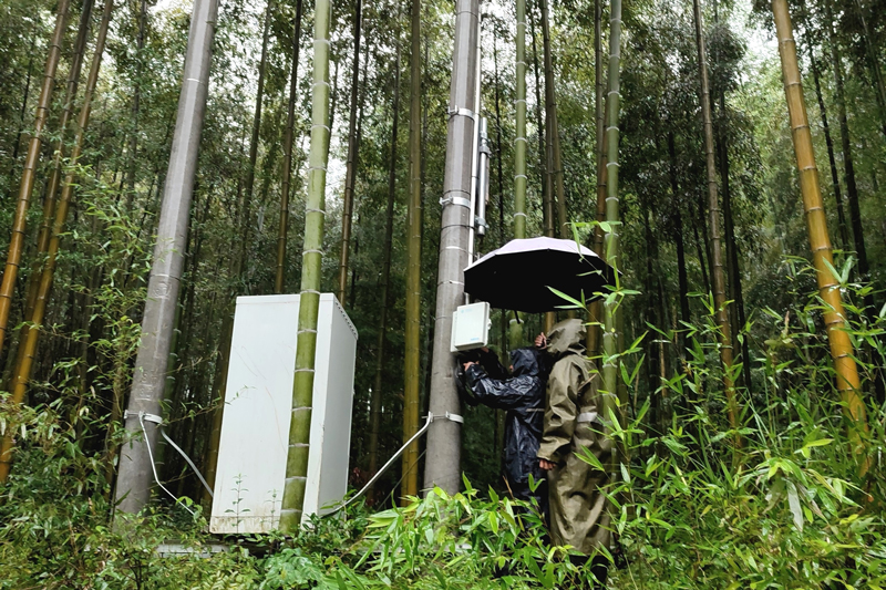 湖州移動搶修人員冒著大雨前往安吉山區開展基站搶修