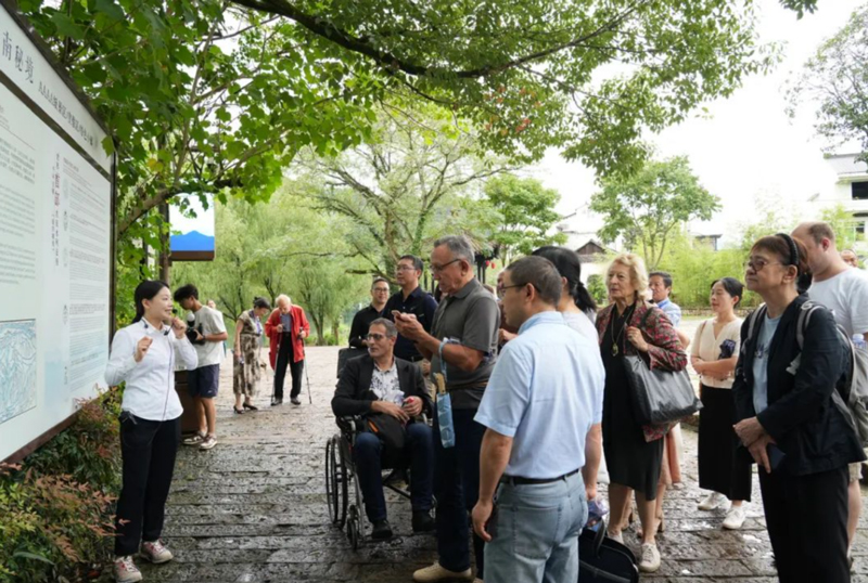 法國友人走進麗水蓮都古堰畫鄉。夏偉義攝