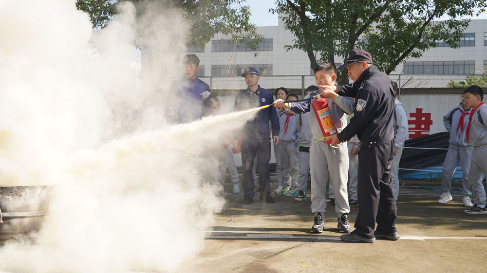 德清縣公安局民輔警走進校園，開展安全教育活動。德清公安供圖